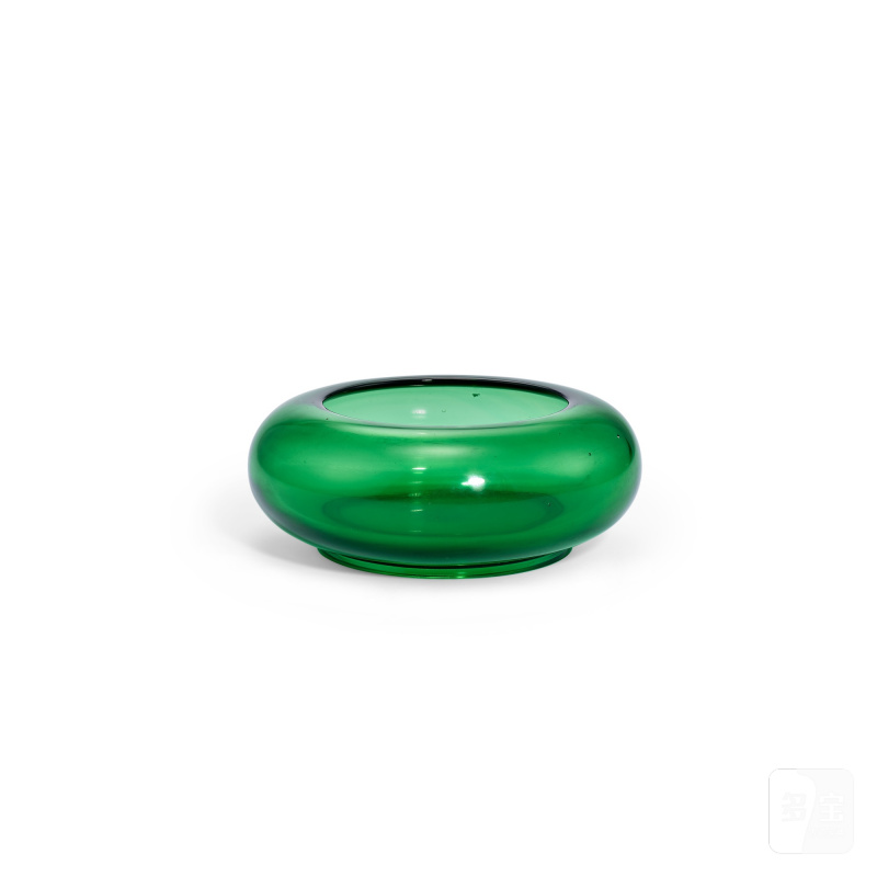 A green glass washer, Qing dynasty, 18th - 19th century | 清十八至十九世紀 綠料銅鑼洗 《乾隆年製》仿款